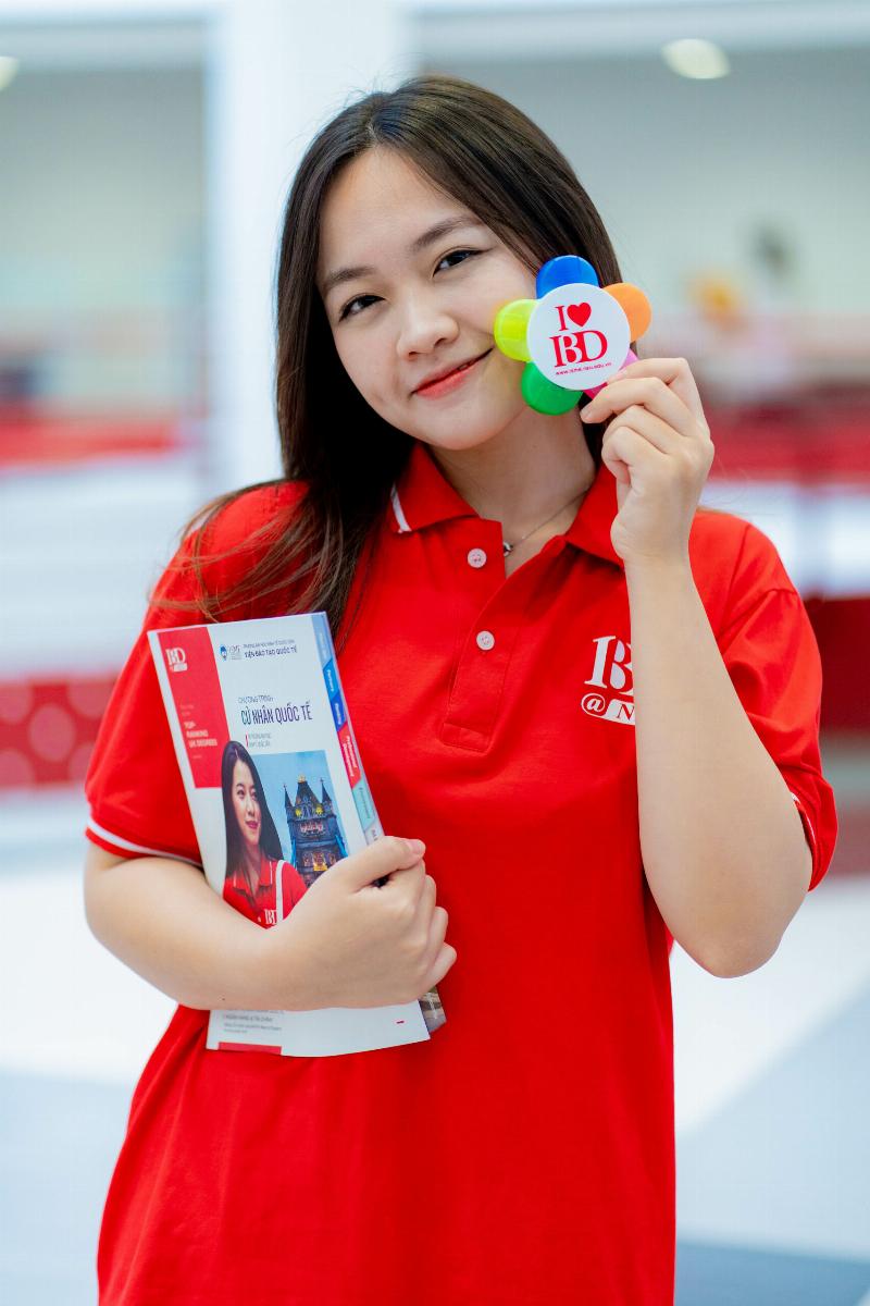 Một nhóm sinh viên đang làm bài tập kế toán tài chính chương 1, bàn luận sôi nổi